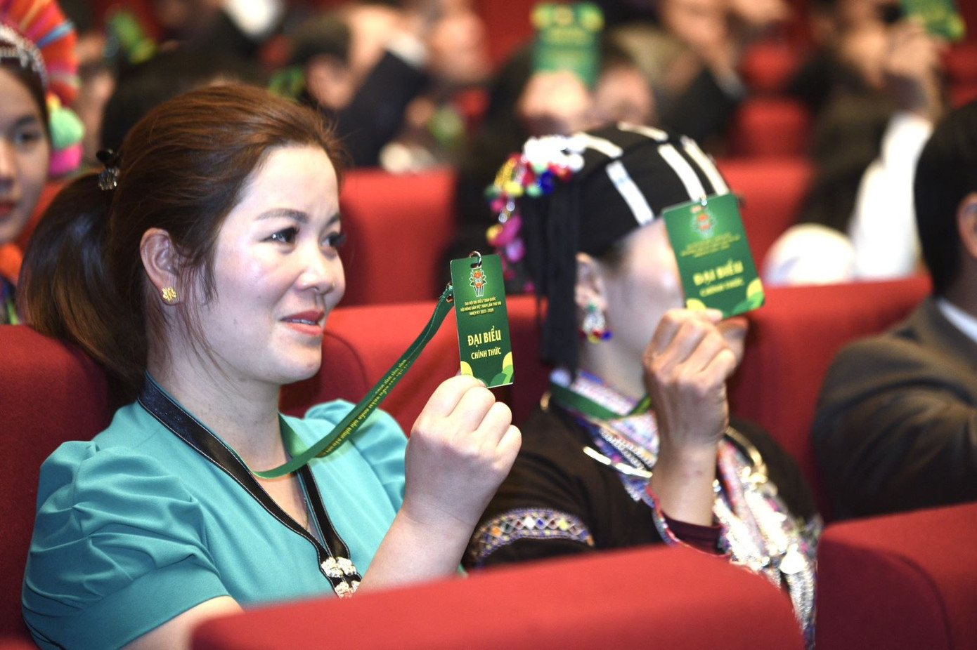 Các đại biểu giơ thẻ biểu quyết các nội dung của Đại hội. Ảnh: HND.