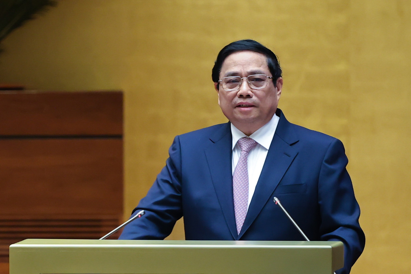 Thủ tướng Chính phủ Phạm Minh Chính trao đổi tại hội nghị. Ảnh Như Ý