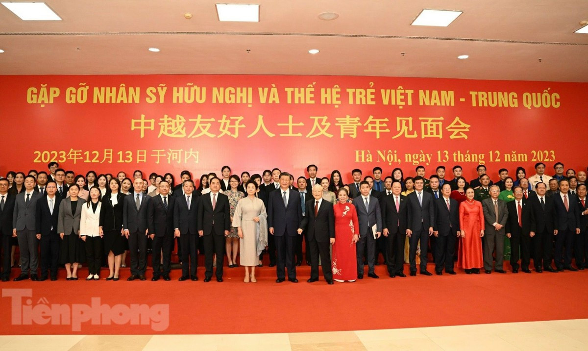 Tổng Bí thư Nguyễn Phú Trọng và Phu nhân, cùng Tổng Bí thư, Chủ tịch nước Trung Quốc Tập Cận Bình và Phu nhân chụp ảnh chung với các nhân sỹ, đại diện thế hệ trẻ hai nước Việt Nam - Trung Quốc. (Ảnh: Trọng Tài)