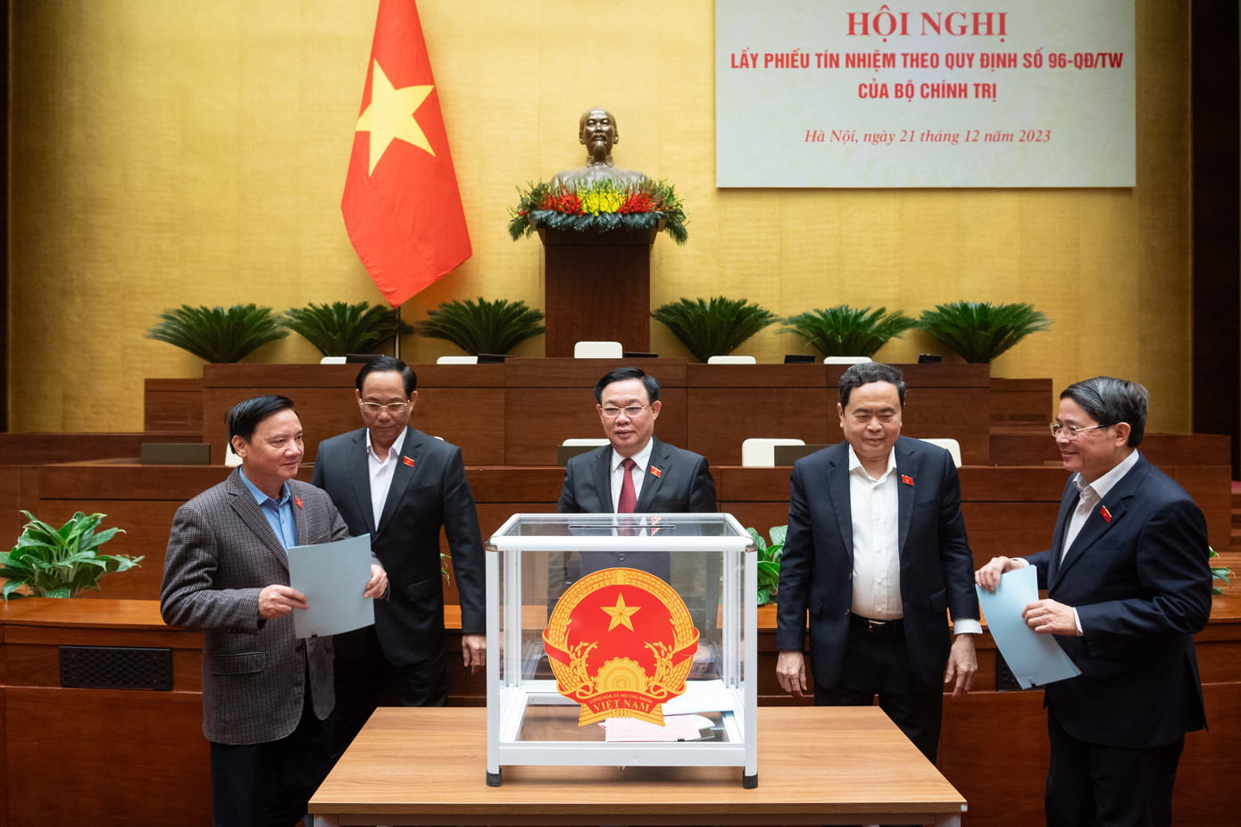 Chủ tịch Quốc hội cùng các Phó Chủ tịch Quốc hội bỏ phiếu kín. Ảnh: Quốc hội