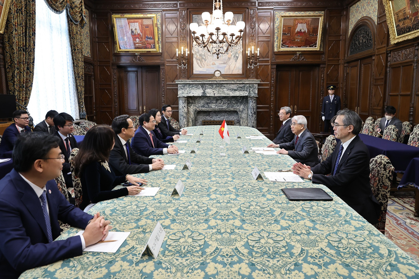 Thủ tướng Phạm Minh Chính hội kiến Chủ tịch Thượng viện Otsuji Hidehisa. Ảnh Nhật Bắc