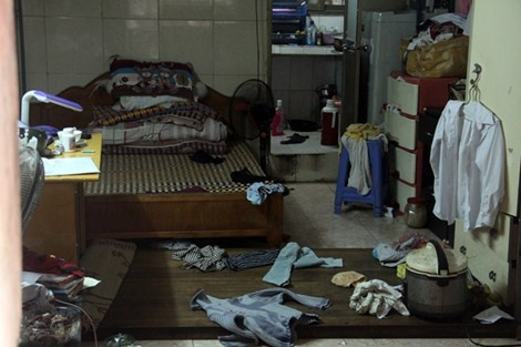 Những căn hộ chật chội, nằm ngay bên lòng hẻm khi trời mưa có thể bị ngập bất cứ lúc nào