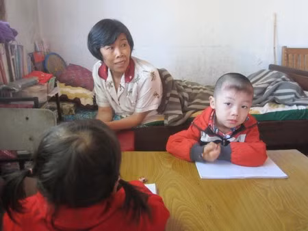Cô giáo Hoa đang nằm dạy học