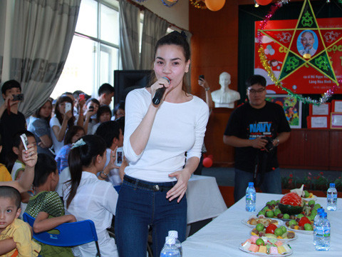 Sau đó chính Hà Hồ cũng hát tặng các em