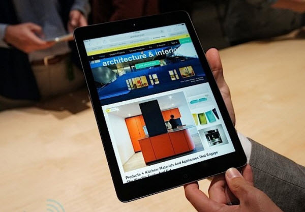 iPad Air dùng vi xử lý A7 kiến trúc 64-bit kèm chip chuyển động M7, cho hiệu năng nhanh gấp 8 lần và hiệu suất đồ họa nhanh gấp 72 lần. Theo Apple, tốc độ mở file trên iPad Air nhanh hơn gấp đôi iPad 4, pin cho thời gian sử dụng tối đa 10 tiếng