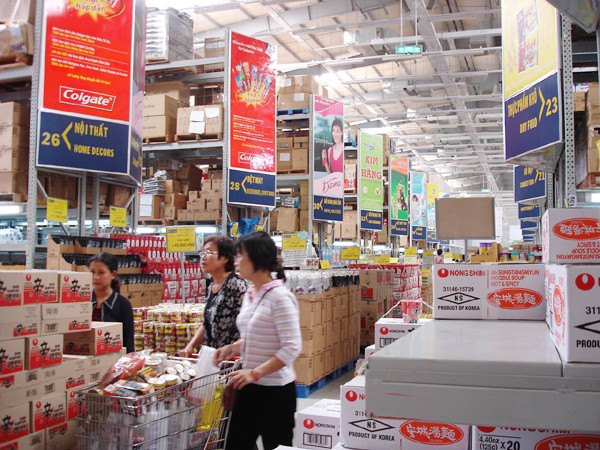 Năm nay nhiều hệ thống siêu thị cam kết không tăng giá dịp Tết. Ảnh L.N