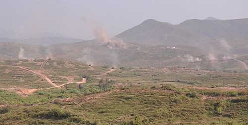 Bộ đội với sự yểm trợ của xe tăng, xe chiến đấu bộ binh và hỏa lực thực hành chia cắt, tiêu diệt cụm hỏa lực và truy kích địch