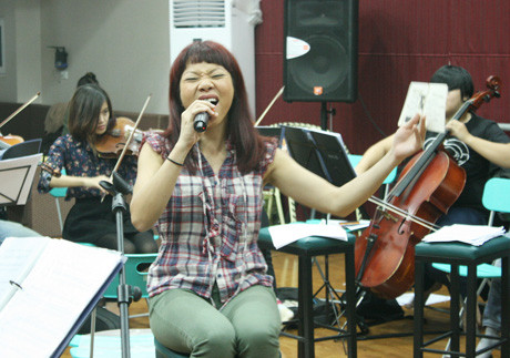 Cô đắm mình vào ca khúc Chuyện của mặt trời chuyện của chúng ta