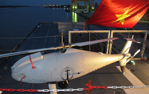 Trên tàu được trang bị trực thăng không người lái Camcopter S-100 có nhiệm vụ tuần thám. Ảnh: Phạm Duẩn