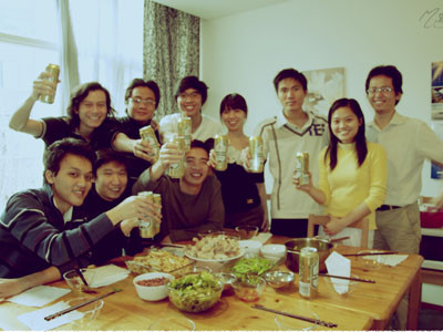 Du học sinh Việt Nam tại Hà Lan quây quần đón Tết. Ảnh: Hà Ngọc