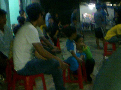 Hành khách xuống xe ngồi chờ trong lúc công an giải quyết vụ việc. Ảnh: Độc giả Duy cung cấp