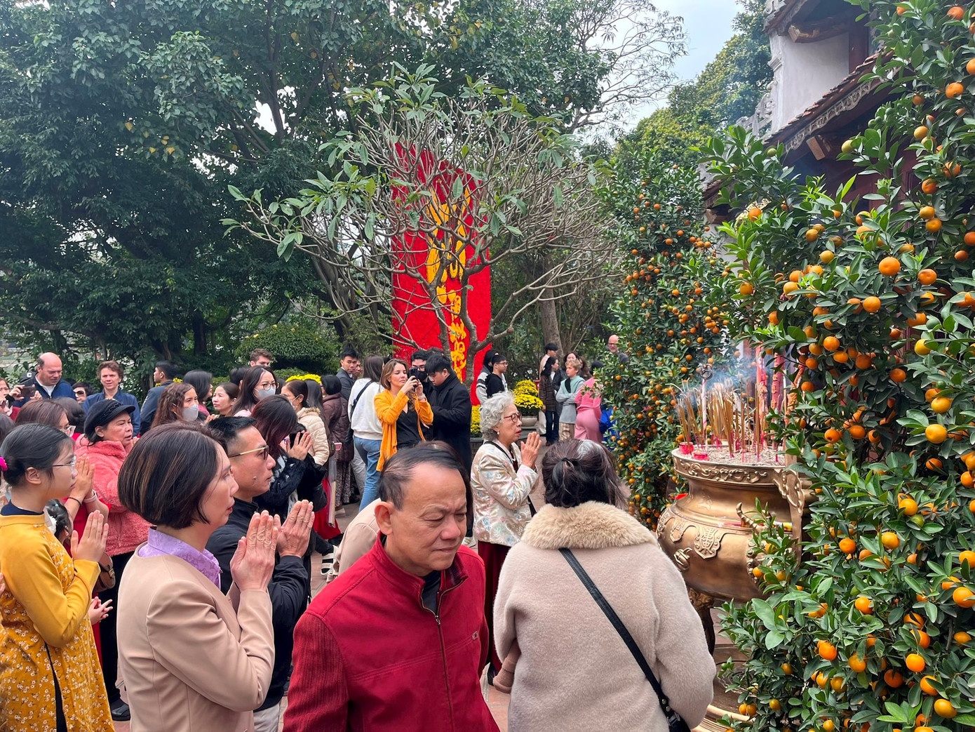 Tết 2025 thời tiết thuận lợi nên số người đi chùa cầu may đông đảo hơn hẳn mọi năm.