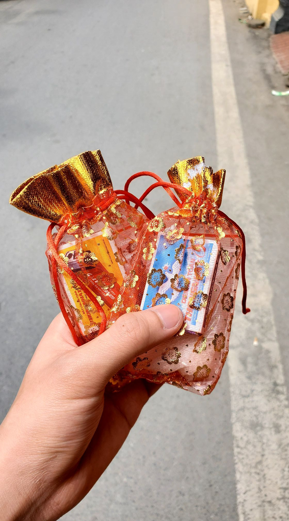 Một túi cầu may thường gồm muối, diêm và bật lửa có giá từ 20.000-50.000 đồng.