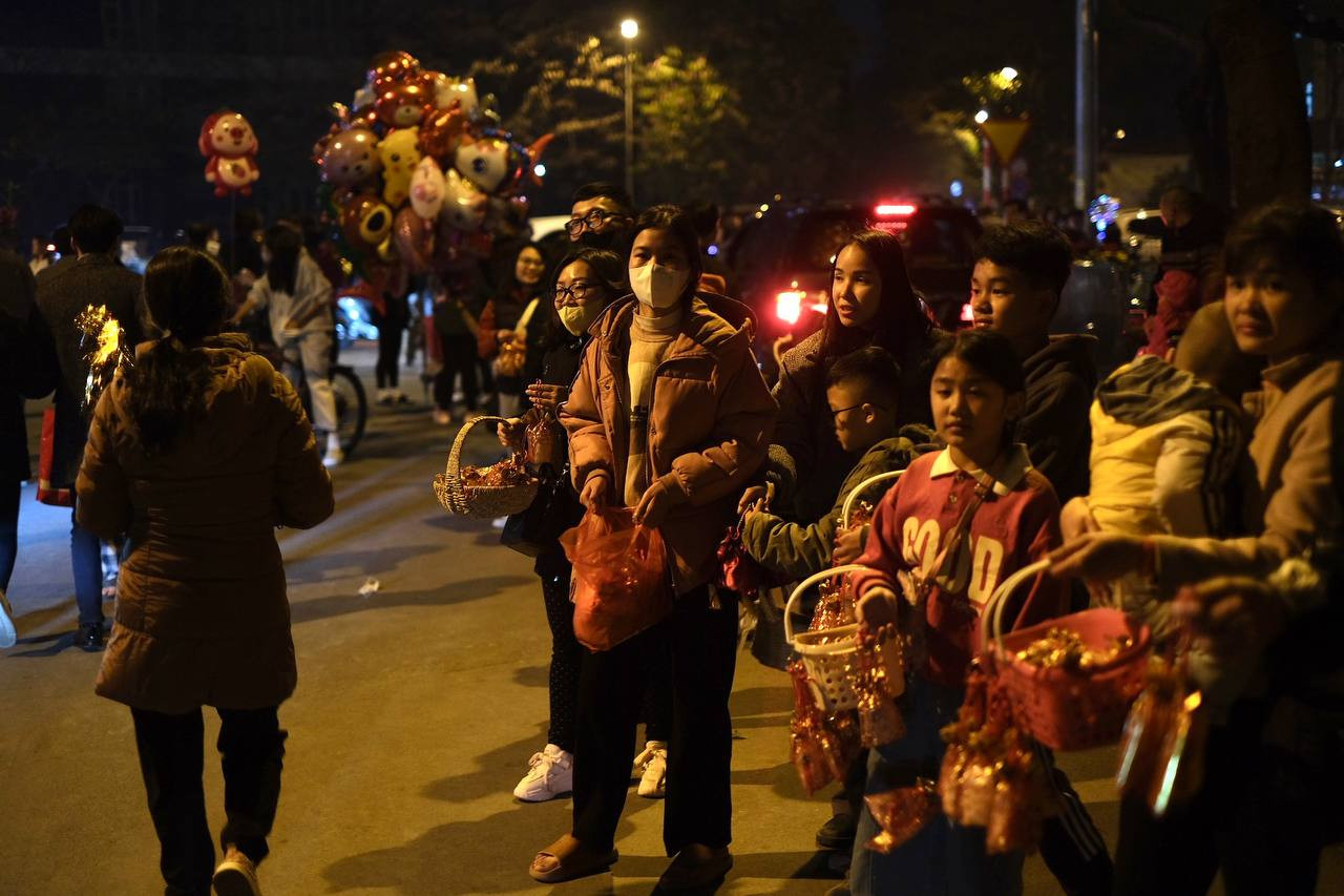 Đội quân bán muối tập trung đông đảo ở các cổng chùa ngay từ đêm Giao thừa.