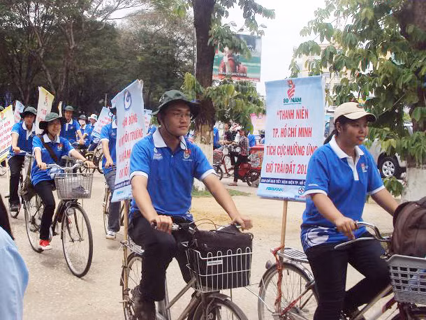 Tuổi trẻ TP HCM đạp xe hưởng ứng Giờ trái đất
