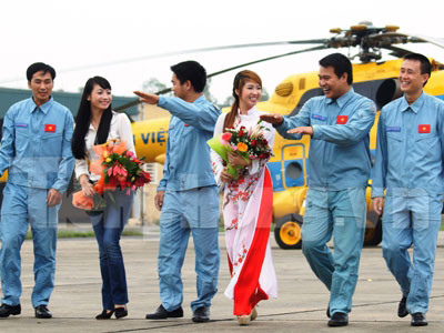 Các sĩ quan trẻ thuộc Phi đội 1 trò chuyện với nữ sinh của đơn vị kết nghĩa sau giờ bay huấn luyện. Các sĩ quan trẻ thuộc Phi đội 1 trò chuyện với nữ sinh của đơn vị kết nghĩa sau giờ bay huấn luyện