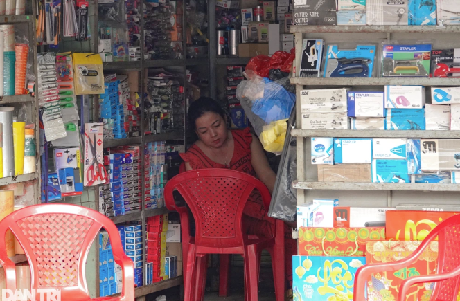 Bà chủ tiệm văn phòng phẩm cho hay bản thân trông chờ vào năm sau, khi kinh tế sẽ ổn định hơn (Ảnh: Nguyễn Vy).