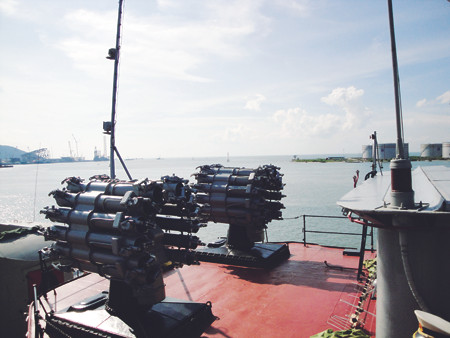 Hai dàn bom chìm trên tàu HQ - 13 Ảnh: Trí Đường