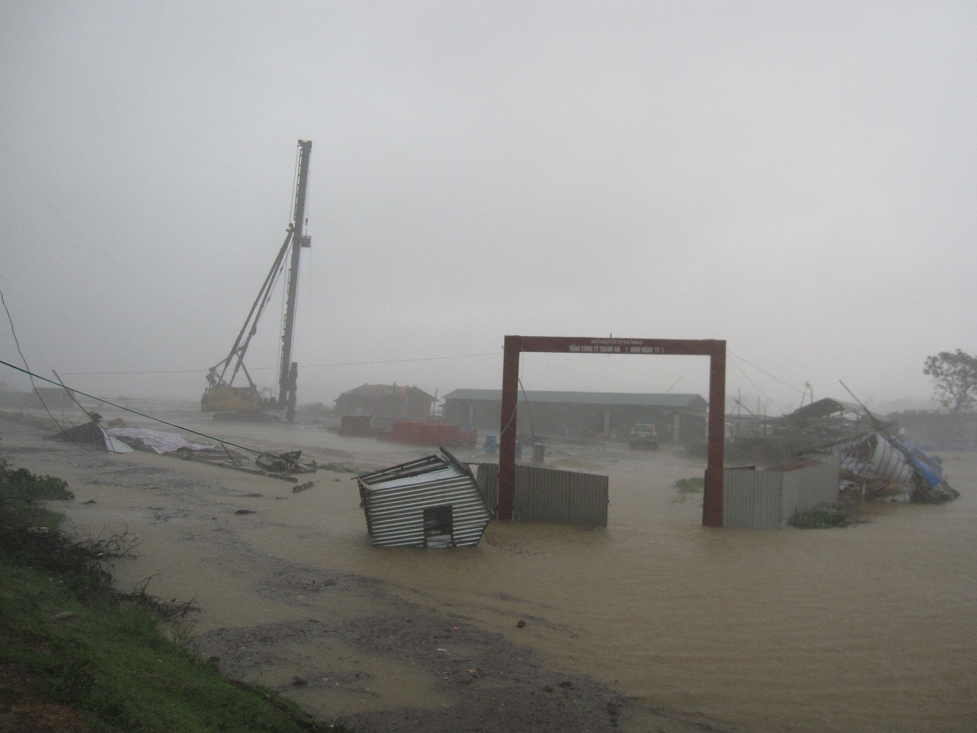 Cơn bão số3 làm tan hoang một cảng cá xã Xuân Hội, huyện Nghi Xuân.