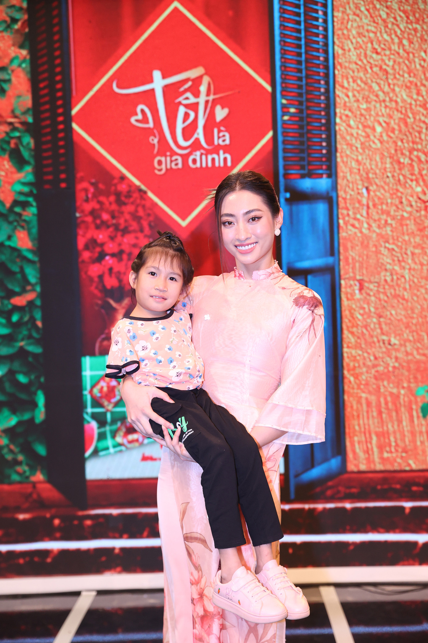 Đỗ Thị Hà và Lương Thùy Linh đã nhận nuôi hai em Nguyễn Thị Trang (Quảng Bình) và Quảng Thị Dừa (Sơn La).