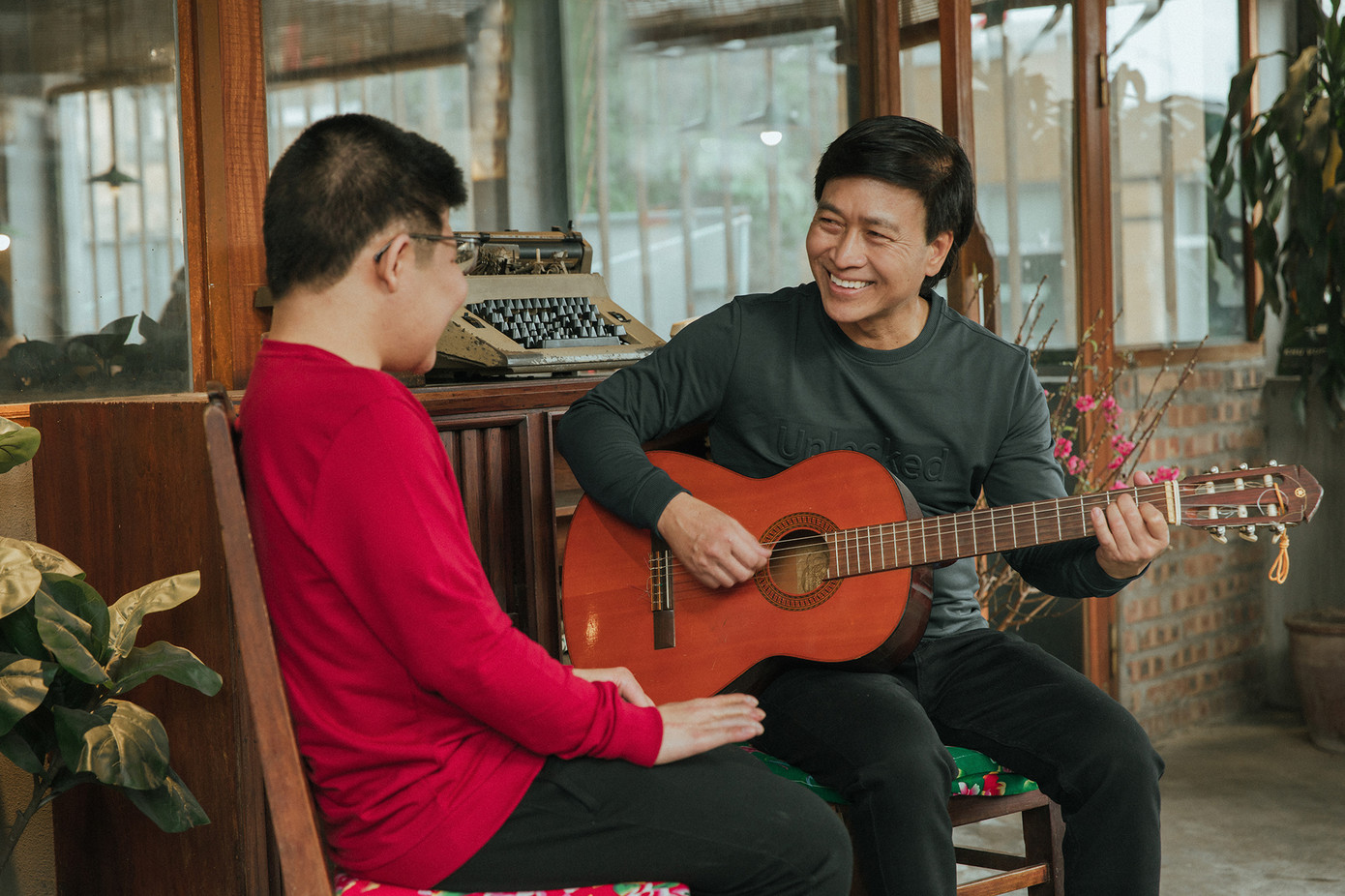 Để giúp con trai thăng hoa hơn trong âm nhạc, Quốc Tuấn dành thời gian để đàn hát cùng cậu bé, cũng là dịp để cả hai chia sẻ trong cuộc sống. Tình cảm gần gũi, thân thiết mà họ dành cho nhau luôn khiến khán giả ngưỡng mộ.