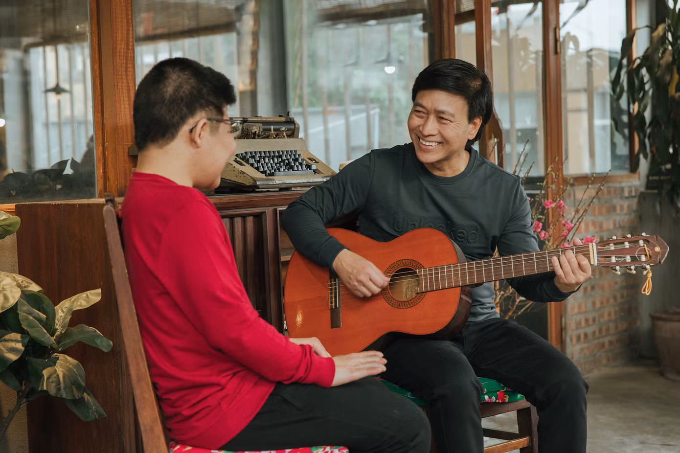 Để giúp con trai thăng hoa hơn trong âm nhạc, Quốc Tuấn dành thời gian để đàn hát cùng cậu bé, cũng là dịp để cả hai chia sẻ trong cuộc sống. Tình cảm gần gũi, thân thiết mà họ dành cho nhau luôn khiến khán giả ngưỡng mộ.