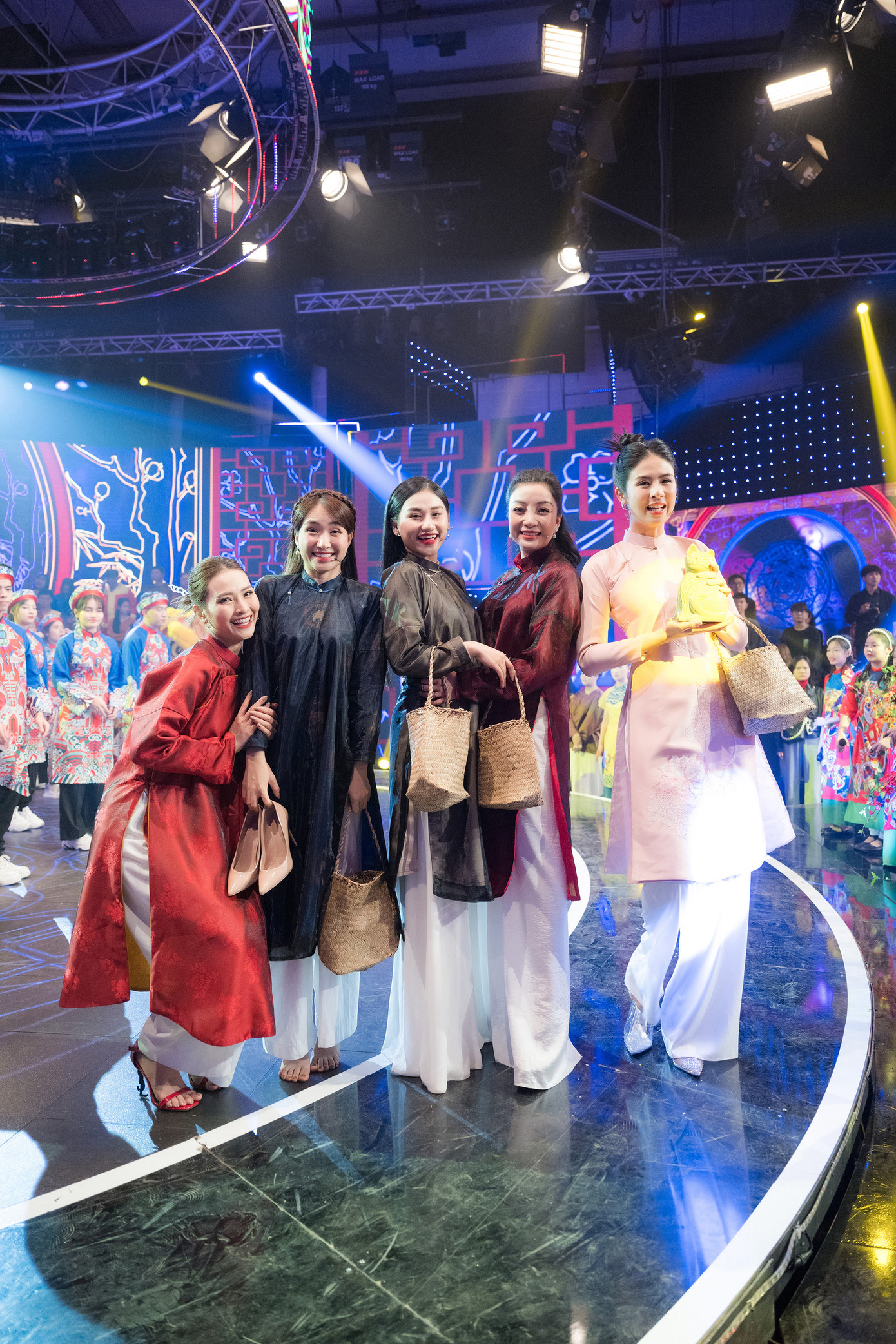 12 nghệ sĩ góp mặt trong chương trình ngoài Ngọc Hân còn có ca sĩ Ali Hoàng Dương, nhạc sĩ Châu Đăng Khoa, ca sĩ Phương Thanh, ca sĩ Phương Mỹ Chi, cầu thủ Tấn Trường, ca sĩ Trọng Hiếu, nghệ sĩ Trần Lực, MC Huyền Trang Mù Tạt, ca sĩ Minh Ngọc Sao Mai, ca sĩ Phạm Thu Hà, ca sĩ Hòa Minzy.