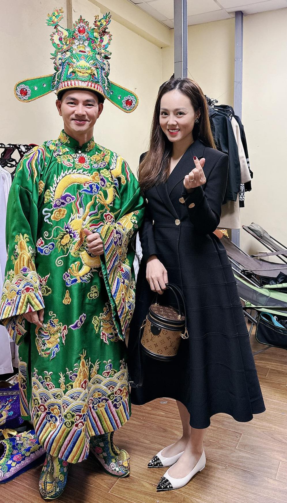 Bà xã luôn theo sát NSND Công Lý trong hậu trường những ngày ghi hình Táo Quân. Bà xã luôn theo sát NSND Công Lý trong hậu trường những ngày ghi hình Táo Quân.