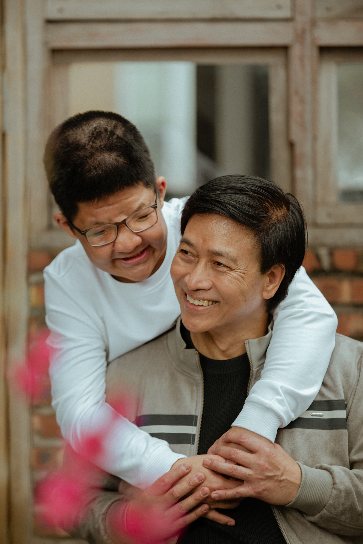 Những ngày giáp Tết Nguyên đán, diễn viên Quốc Tuấn và con trai - bé Bôm khiến khán giả xúc động với tình phụ tử thiêng liêng trong bộ ảnh mới. Nam diễn viên dành thời gian để cùng con trai đi mua hoa đào, trang trí nhà cửa. Những khoảnh khắc bình yên của hai cha con sau nhiều sóng gió cuộc đời khiến nhiều người cảm động.