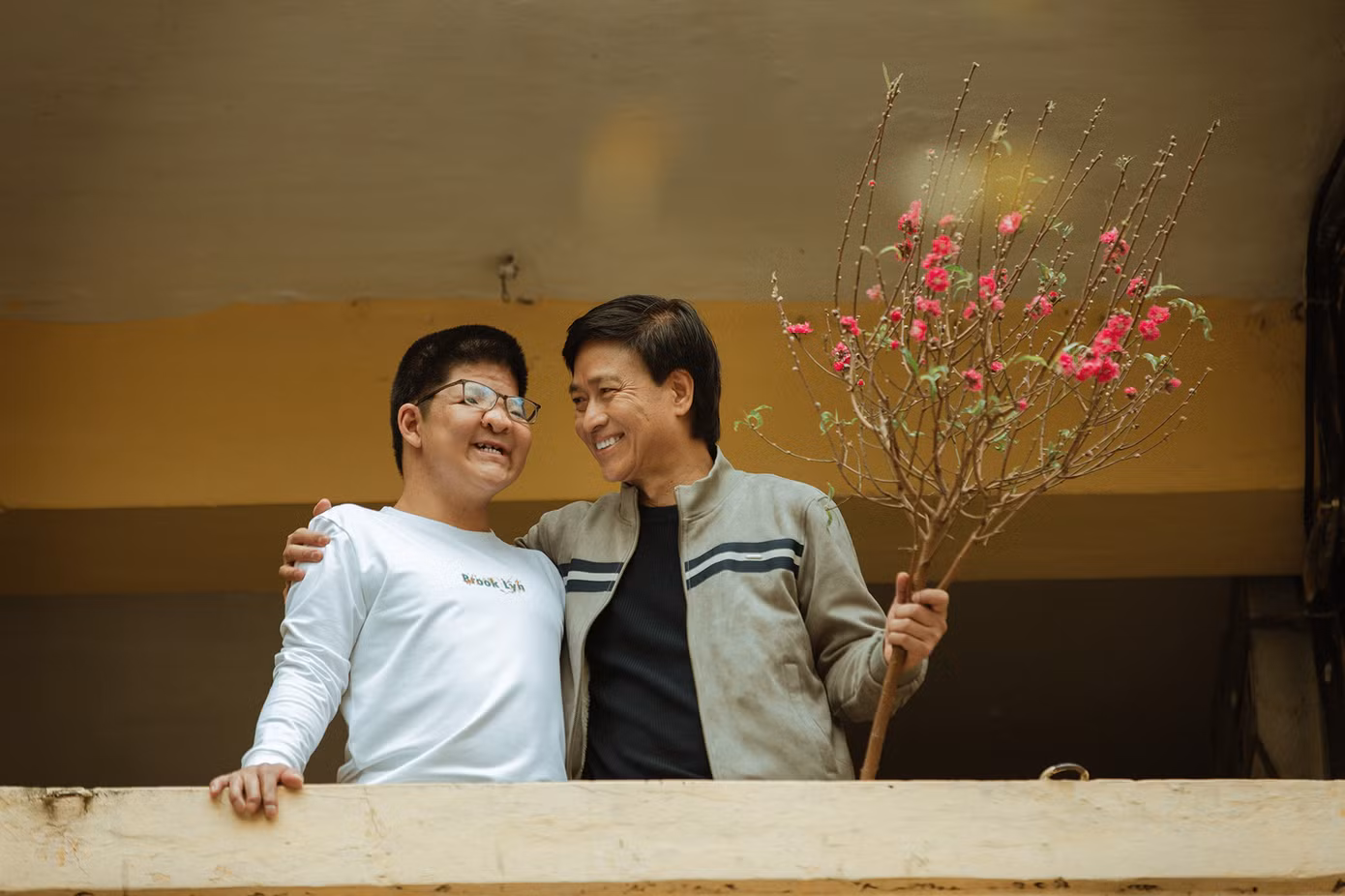 Trong nhiều năm, diễn viên Quốc Tuấn kiên trì cùng con trai chiến đấu với bệnh tật. Từ khi sinh ra, Bé Bôm (20 tuổi) không may mắc bệnh hiếm gặp Apert (xương cứng sớm cục bộ, hẹp đường thở). Trải qua nhiều cuộc phẫu thuật, sức khỏe Bôm hiện tại đã ổn định.