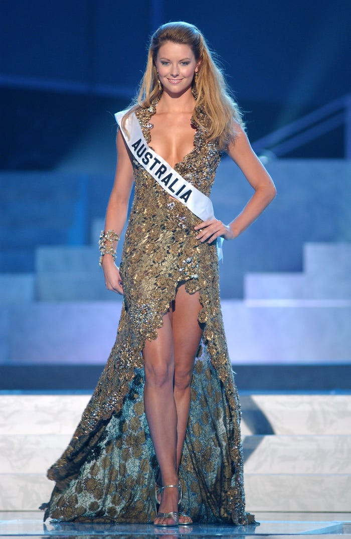 Thiết kế mà người đẹp Australia - Jennifer Hawkins mặc ở cuộc thi Miss Universe 2004 khiến khán giả không thể rời mắt bởi khoảng hở táo bạo ở vòng 1. Bộ váy cũng giúp cô khoe đôi chân săn chắc và quyến rũ. Thiết kế váy dạ hội táo bạo này đã góp phần giúp Jennifer Hawkins vượt qua nhiều thí sinh mạnh để đăng quang ngôi vị cao nhất.