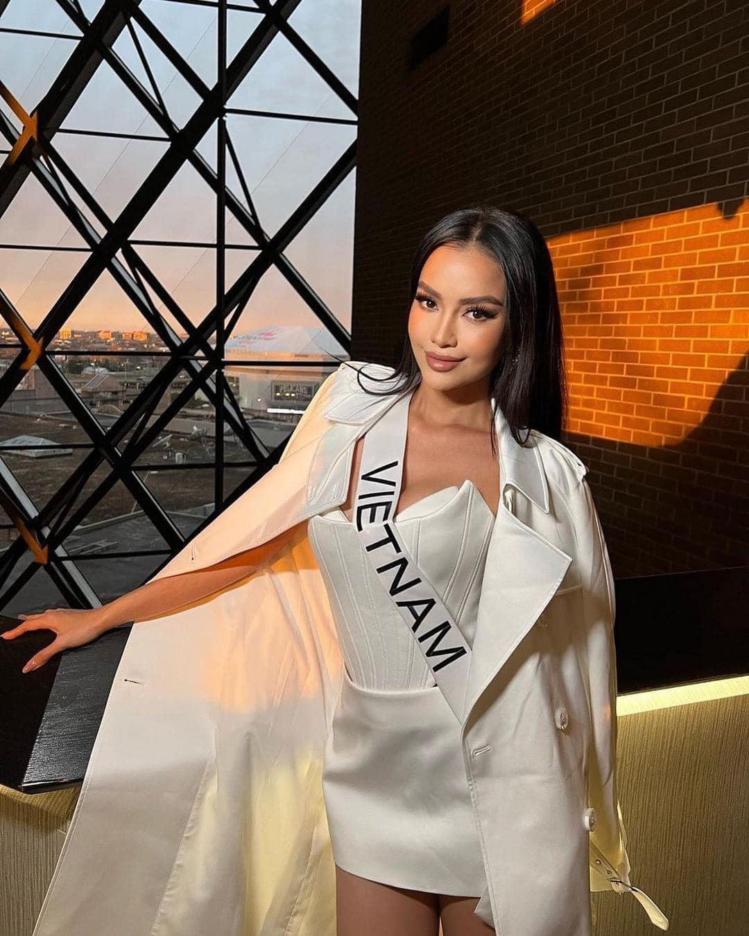 Ngày 9/1, Ngọc Châu và 83 thí sinh tham gia những hoạt động tại Miss Universe 2022. Đại diện Việt Nam mặc lại trang phục mà cô đã diện trước đó. Thiết kế bao gồm crop-top kiểu dáng corset kết hợp chân váy và áo khoác dáng dài. Mặc lại đồ nhưng Ngọc Châu vẫn được khen quyến rũ, thanh lịch.