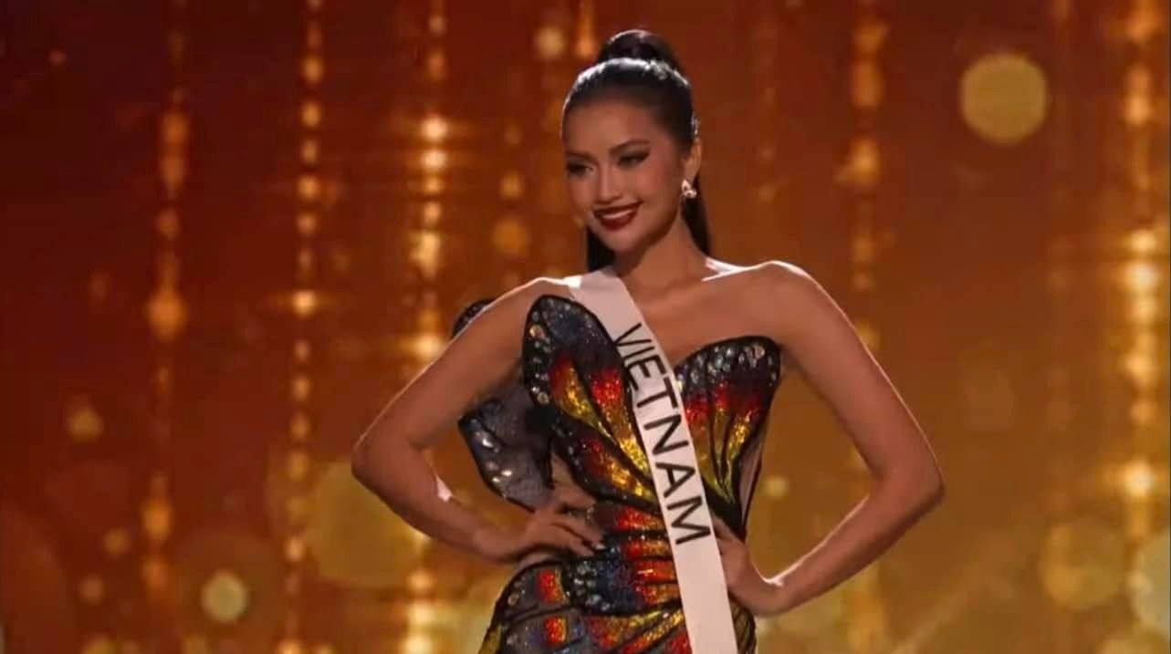 Ngọc Châu trình diễn váy dạ hội.