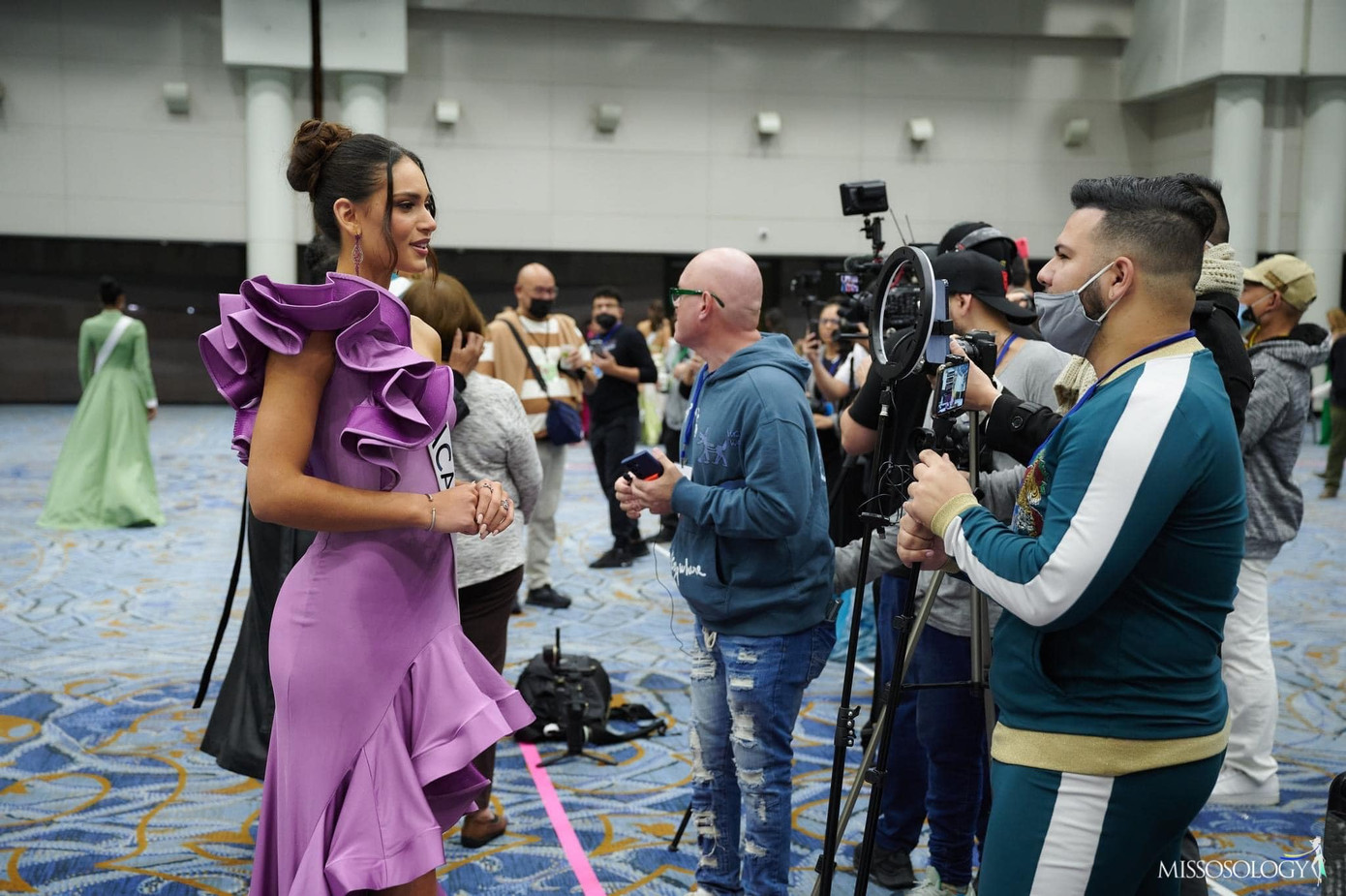 Ngày 9/1, bà Anne Jakrajutatip đã sang Mỹ để tham dự đêm chung kết ngày 14/1. Bà Anne đã đọc hết hồ sơ của 84 thí sinh để có cái nhìn khách quan nhất về từng người đẹp.