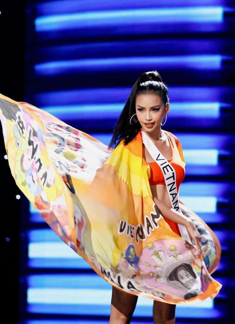 Chiếc áo choàng của Ngọc Châu ở Miss Universe 2022. Chiếc áo choàng của Ngọc Châu ở Miss Universe 2022.