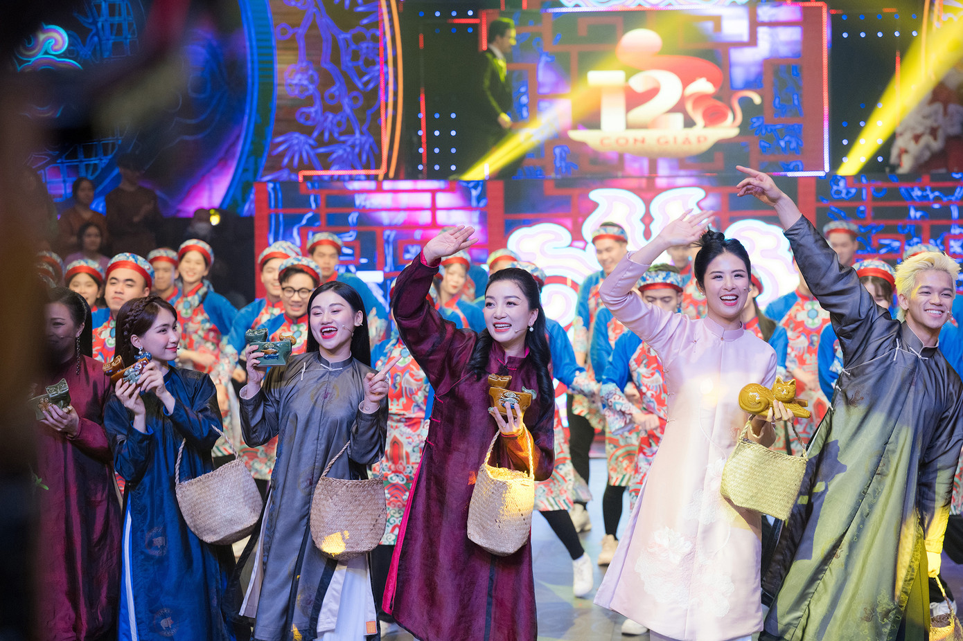 Trong chương trình, Ngọc Hân và các nghệ sĩ trẻ như ca sĩ Trọng Hiếu, nhạc sĩ Châu Đăng Khoa, MC Mù Tạt... cùng chia sẻ câu chuyện thú vị trong năm qua. Họ cũng điểm lại những thành tựu mà mình đã đạt được trong sự nghiệp.