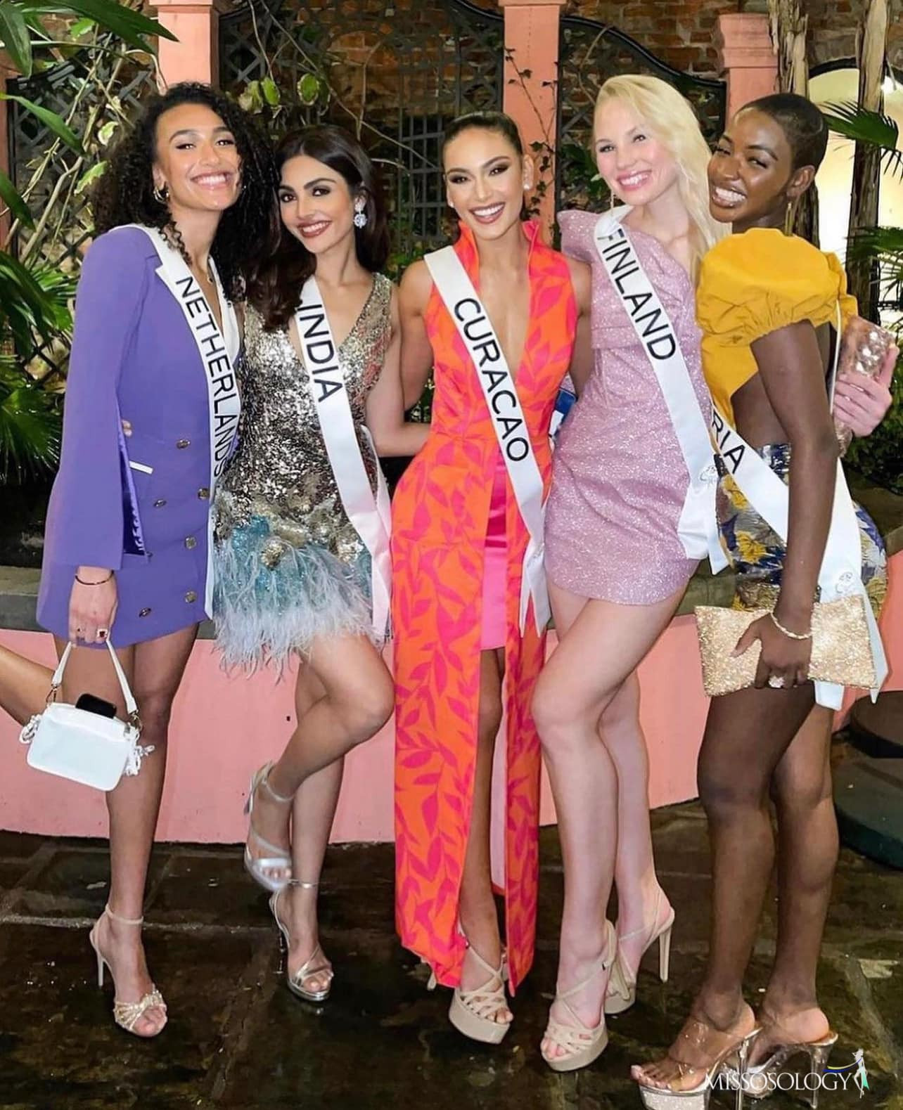 Dàn người đẹp khoe sắc vóc với váy áo lộng lẫy trong buổi dạ tiệc. Đại diện Curacao trở lại sau khi bị mắc COVID-19. Cô ghi điểm với nhan sắc nóng bỏng.