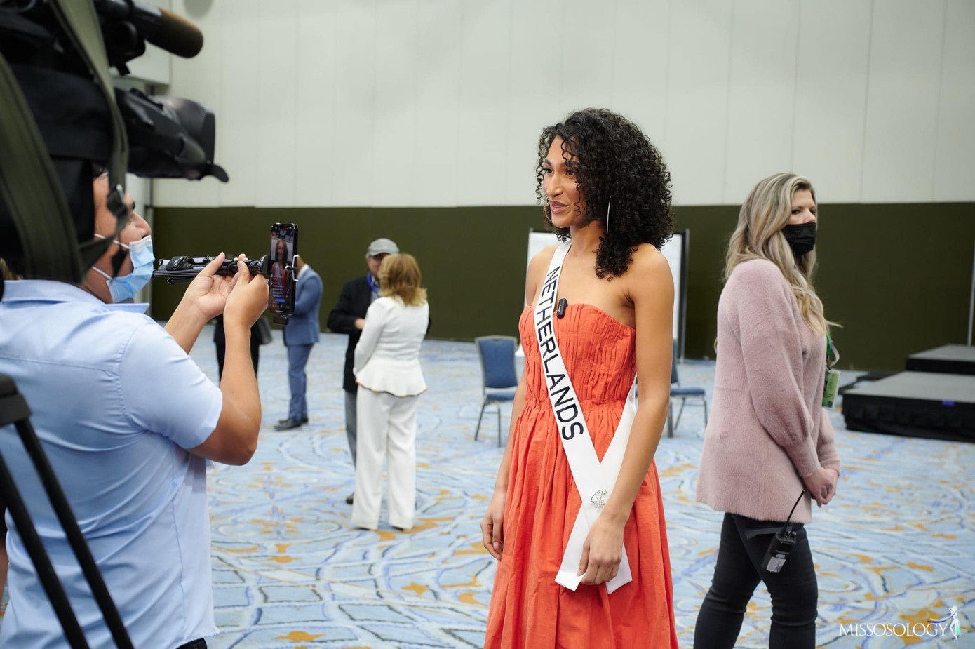 Ngày 9/1, bà Anne Jakrajutatip đã sang Mỹ để tham dự đêm chung kết ngày 14/1. Bà Anne đã đọc hết hồ sơ của 84 thí sinh để có cái nhìn khách quan nhất về từng người đẹp.