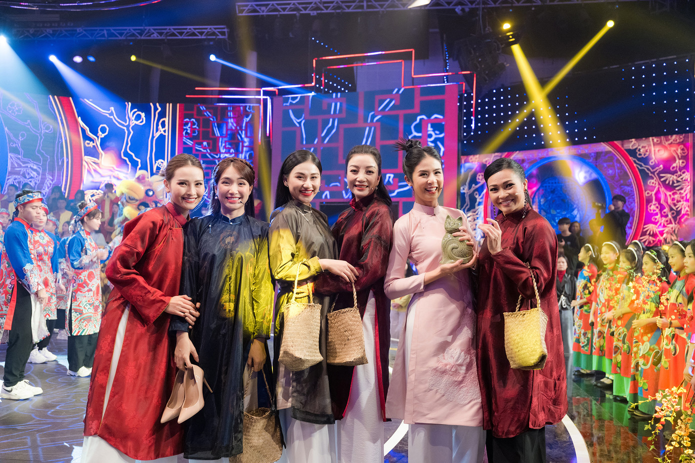 12 nghệ sĩ góp mặt trong chương trình ngoài Ngọc Hân còn có ca sĩ Ali Hoàng Dương, nhạc sĩ Châu Đăng Khoa, ca sĩ Phương Thanh, ca sĩ Phương Mỹ Chi, cầu thủ Tấn Trường, ca sĩ Trọng Hiếu, nghệ sĩ Trần Lực, MC Huyền Trang Mù Tạt, ca sĩ Minh Ngọc Sao Mai, ca sĩ Phạm Thu Hà, ca sĩ Hòa Minzy.