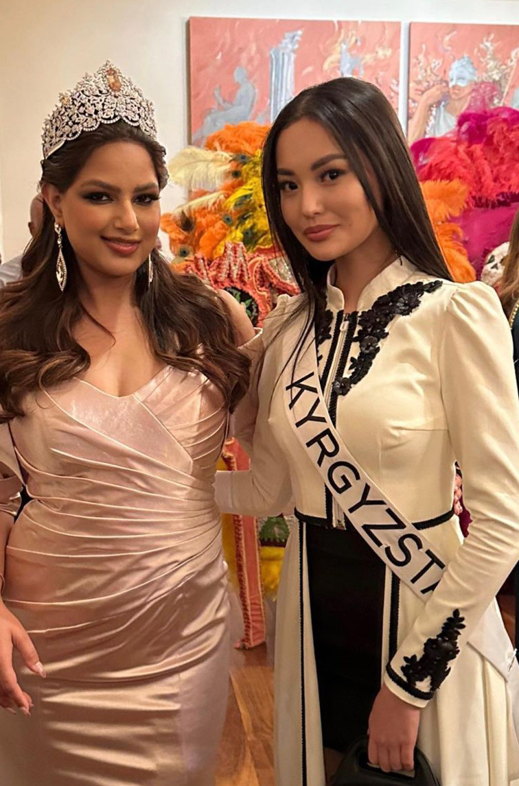 Hoa hậu Hoàn vũ 2021 Harnaaz Sandhu và đại diện Kyrgyzstan - Altynai Botoyarova.