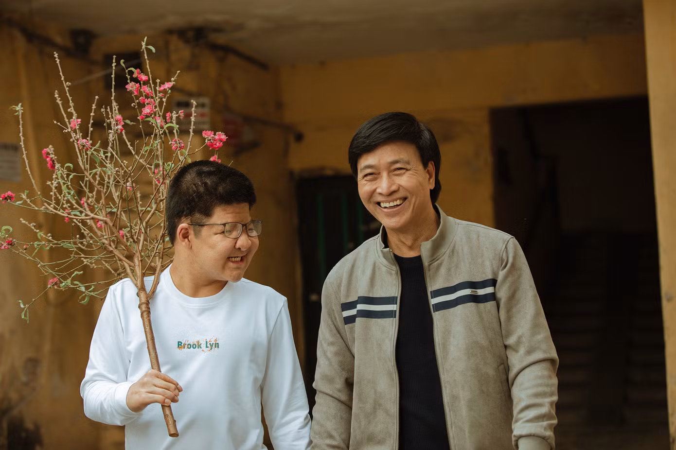 Trong nhiều năm, diễn viên Quốc Tuấn kiên trì cùng con trai chiến đấu với bệnh tật. Từ khi sinh ra, Bé Bôm (20 tuổi) không may mắc bệnh hiếm gặp Apert (xương cứng sớm cục bộ, hẹp đường thở). Trải qua nhiều cuộc phẫu thuật, sức khỏe Bôm hiện tại đã ổn định.