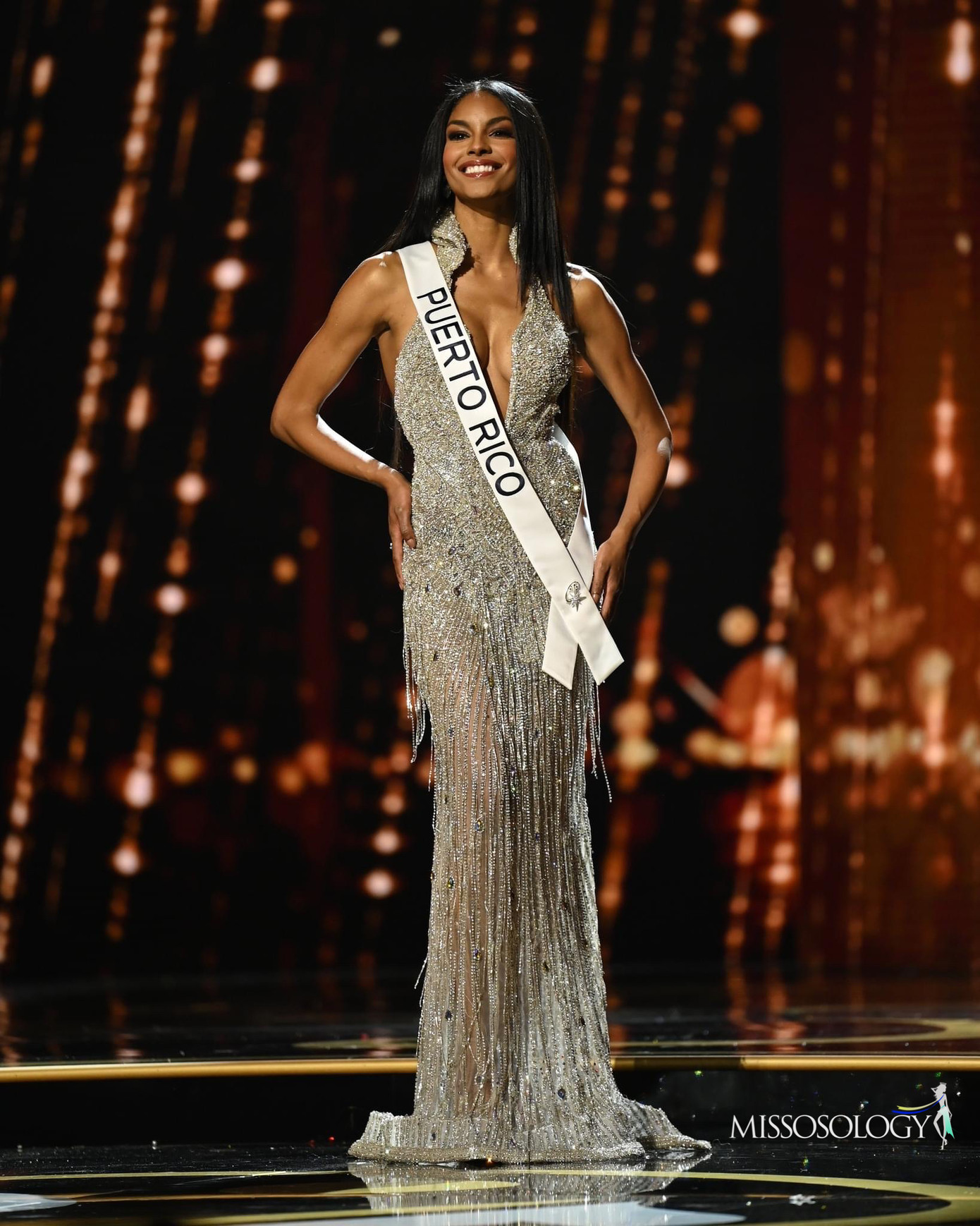 Puerto Rico luôn cử tới đấu trường Miss Universe những thí sinh mạnh và năm nay không phải là ngoại lệ. Ashley Cariño được xem là ứng viên mà các thí sinh đều phải dè chừng. Cô cao cao 1,8 m, gương mặt sắc sảo và thân hình nóng bỏng. Ashley tốt nghiệp ngành Kỹ thuật Hàng không vũ trụ tại Florida Central University (Mỹ). Cô có lịch sử thi sắc đẹp dày đặc và thành công. Ashley từng giành danh hiệu cao nhất ở Miss Florida USA 2021, sau đó cô giành giải á hậu 2 khi đại diện bang Floria tham gia Hoa hậu Mỹ 2021. Năm 2022, cô đăng quang Hoa hậu Hoàn vũ Puerto Rico.