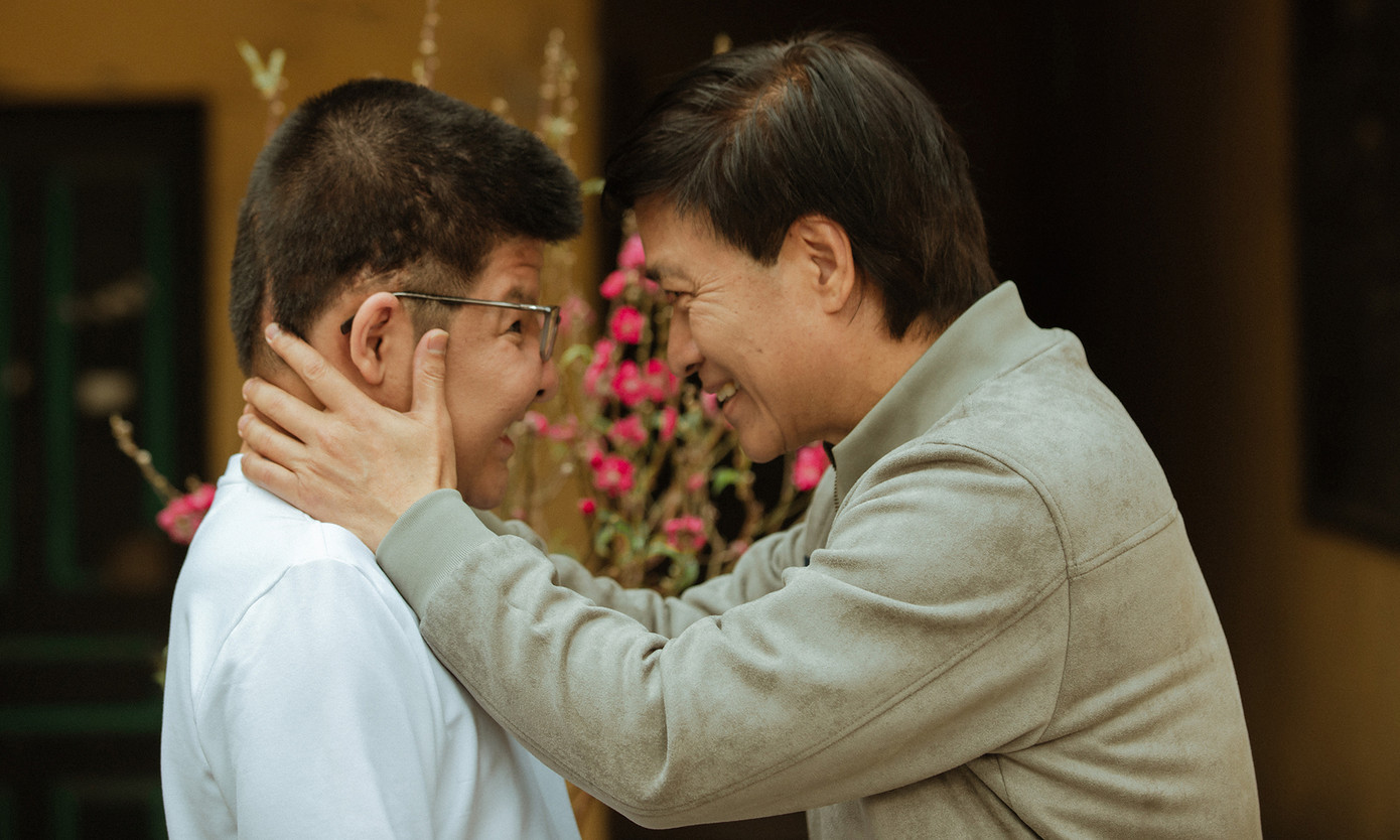 Trong nhiều năm, diễn viên Quốc Tuấn kiên trì cùng con trai chiến đấu với bệnh tật. Từ khi sinh ra, Bé Bôm (20 tuổi) không may mắc bệnh hiếm gặp Apert (xương cứng sớm cục bộ, hẹp đường thở). Trải qua nhiều cuộc phẫu thuật, sức khỏe Bôm hiện tại đã ổn định.