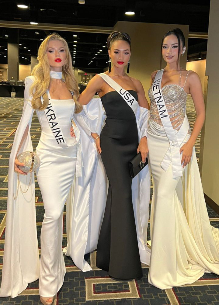 Trong dạ tiệc sau đó, Ngọc Châu diện váy dạ hội cúp ngực lấp lánh, khoe vóc dáng cân đối. Hình ảnh đại diện Việt Nam được nhiều chuyên trang sắc đẹp đăng tải và khen ngợi.