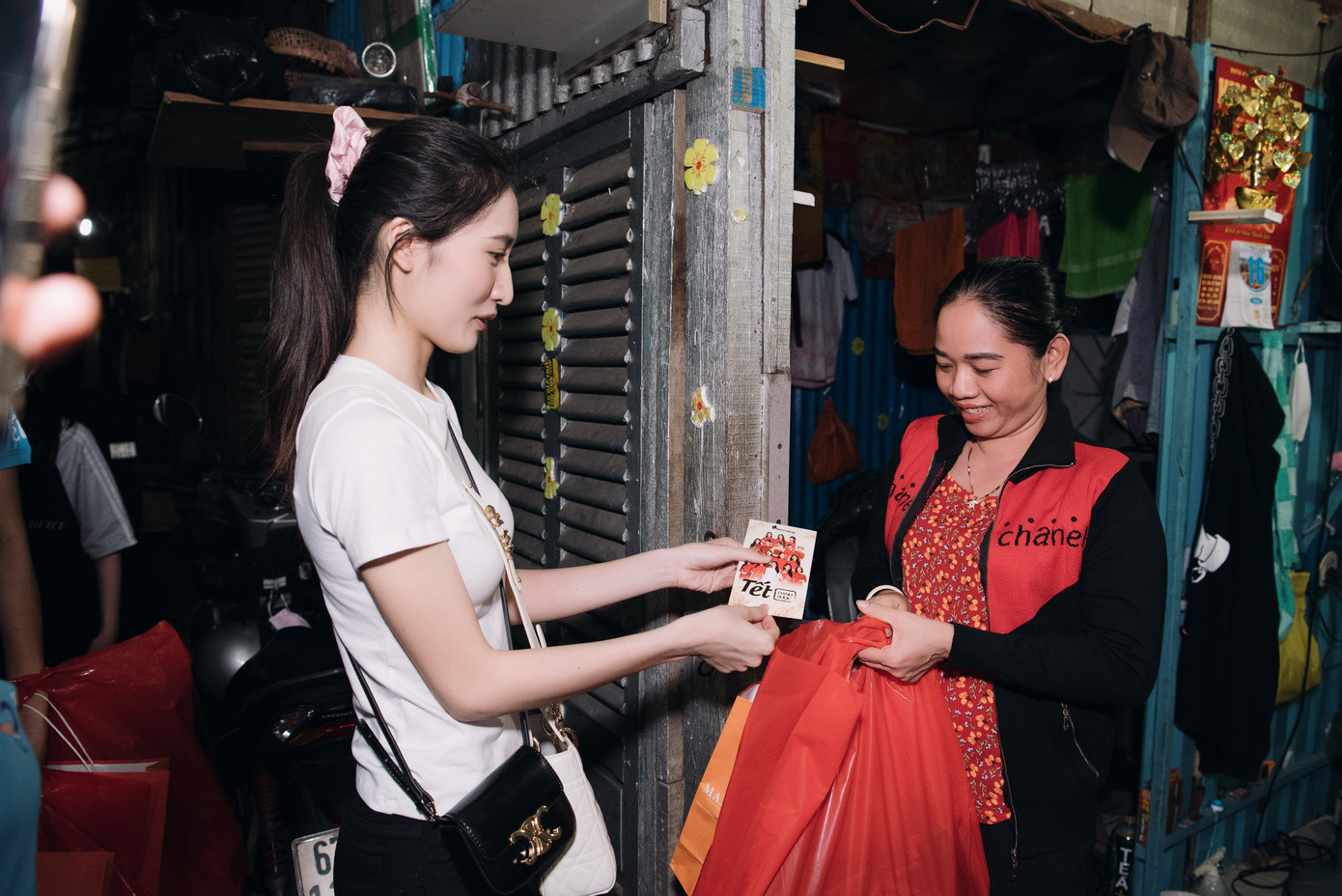 Á hậu Ngọc Thảo đi từ thiện cùng em gái.