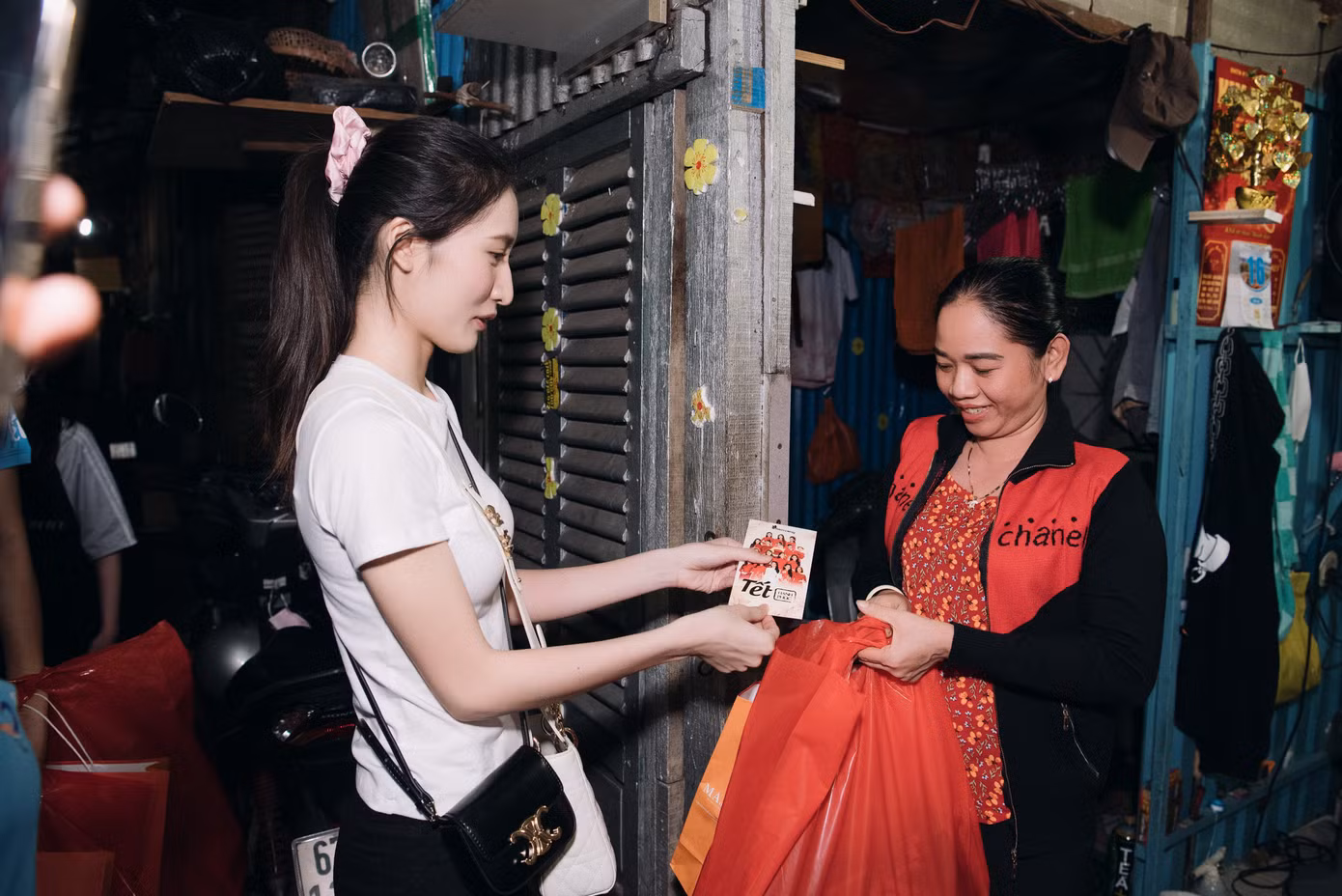 Á hậu Ngọc Thảo đi từ thiện cùng em gái.