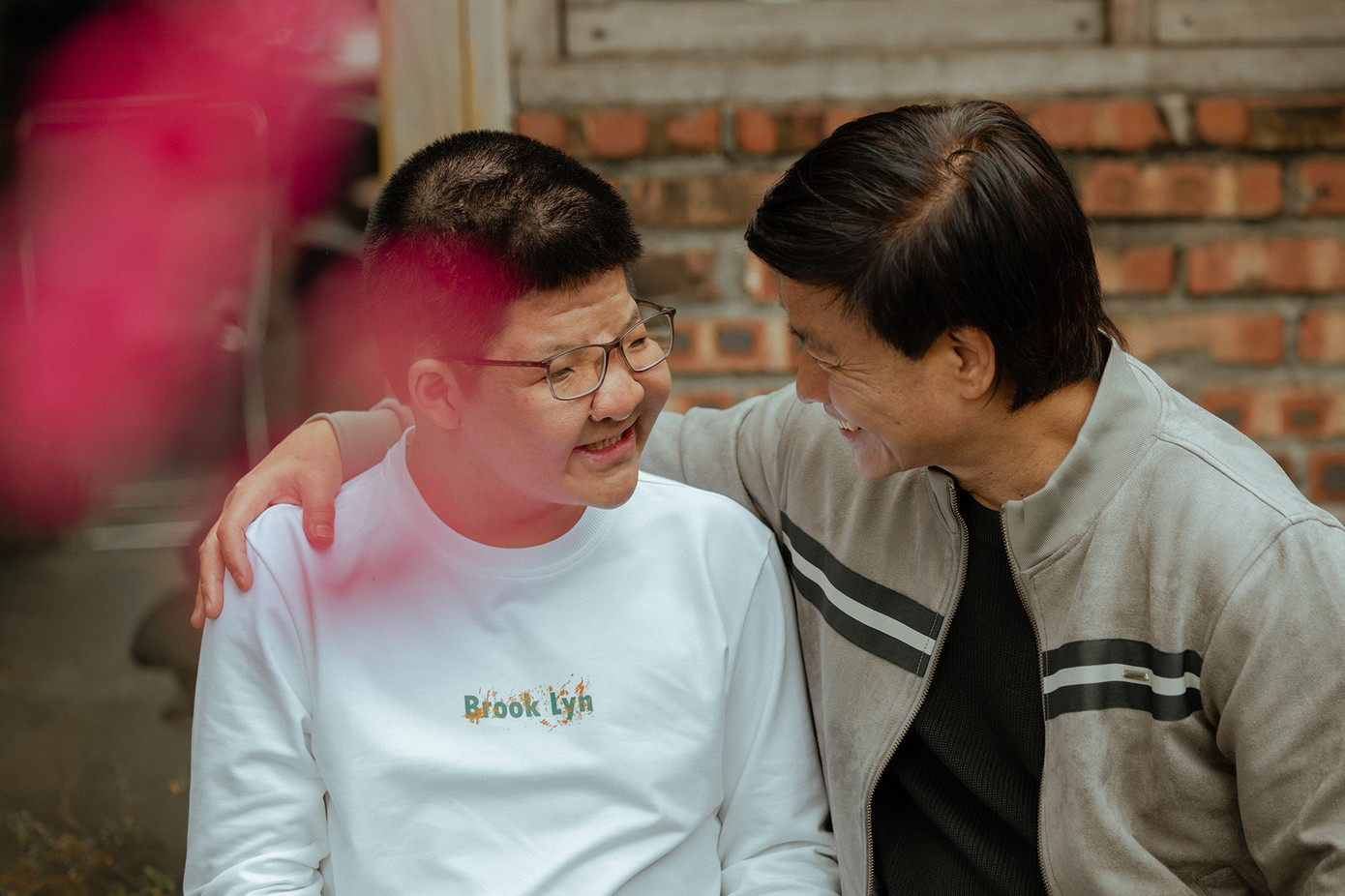 Những ngày giáp Tết Nguyên đán, diễn viên Quốc Tuấn và con trai - bé Bôm khiến khán giả xúc động với tình phụ tử thiêng liêng trong bộ ảnh mới. Nam diễn viên dành thời gian để cùng con trai đi mua hoa đào, trang trí nhà cửa. Những khoảnh khắc bình yên của hai cha con sau nhiều sóng gió cuộc đời khiến nhiều người cảm động.