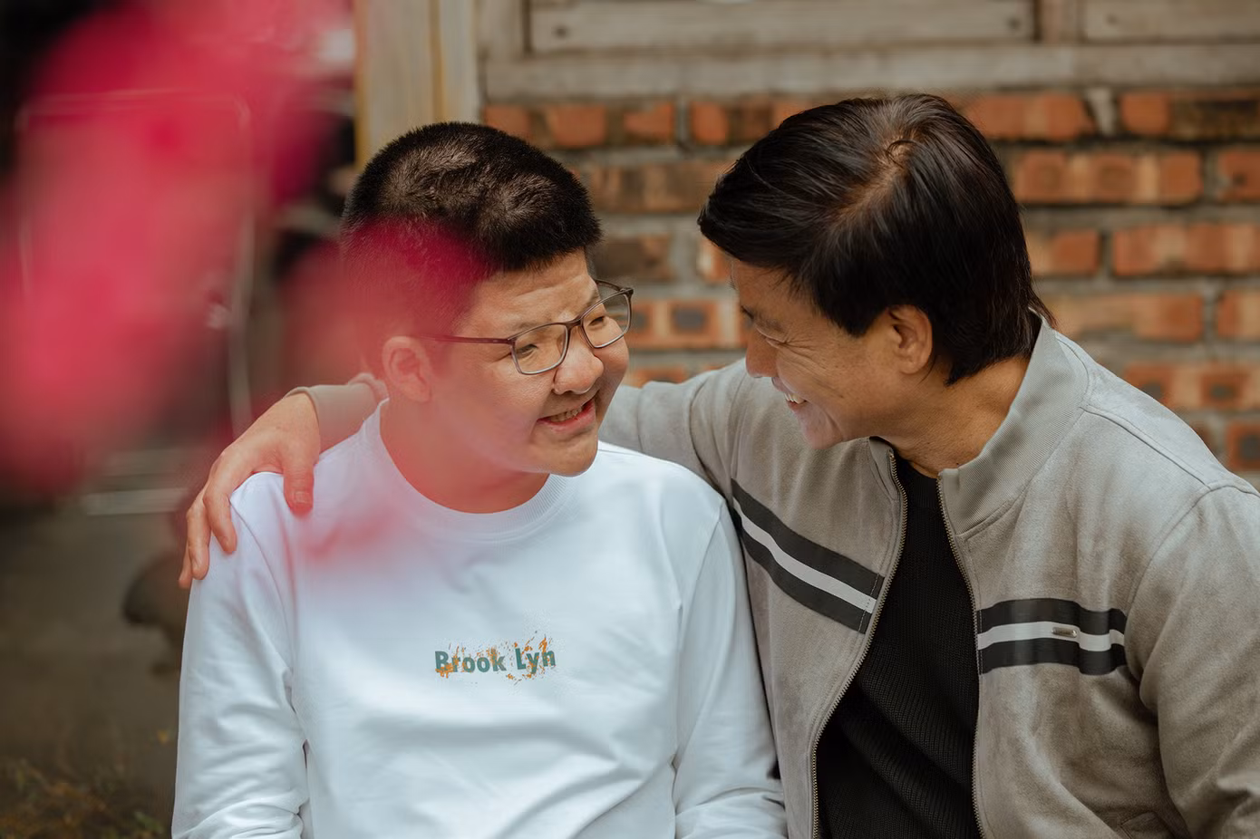 Những ngày giáp Tết Nguyên đán, diễn viên Quốc Tuấn và con trai - bé Bôm khiến khán giả xúc động với tình phụ tử thiêng liêng trong bộ ảnh mới. Nam diễn viên dành thời gian để cùng con trai đi mua hoa đào, trang trí nhà cửa. Những khoảnh khắc bình yên của hai cha con sau nhiều sóng gió cuộc đời khiến nhiều người cảm động.