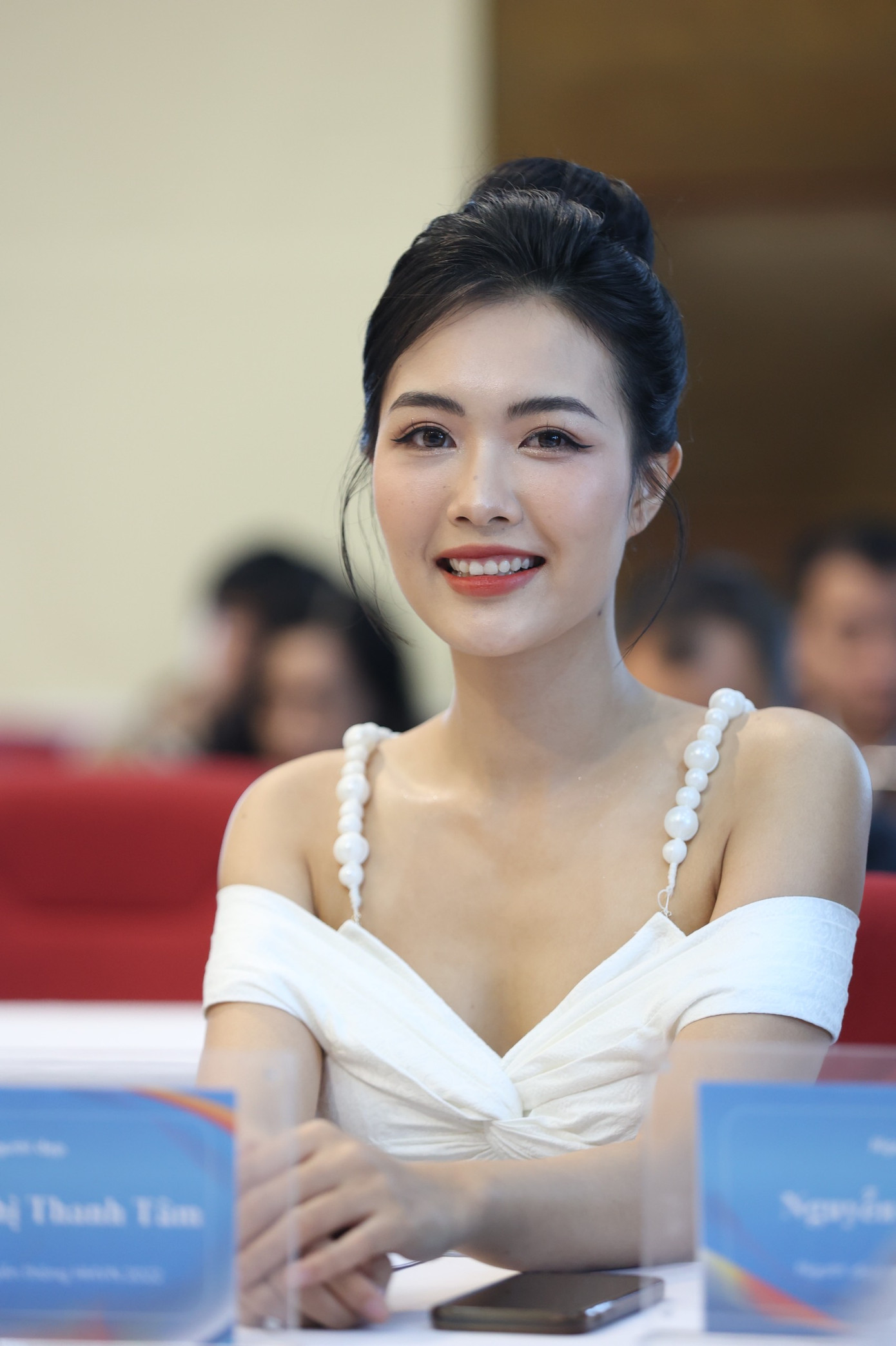 Nguyễn Thị Thanh Tâm – Người đẹp Truyền thông, Top 10 Hoa hậu Việt Nam 2022 diện váy trắng thanh lịch nhưng không kém phần quyến rũ. “Siêu cúp bóng đá Quốc gia là một giải đấu lâu đời, uy tín, thu hút sự quan tâm của khán giả. Tâm tin rằng giải đấu năm nay sẽ tiếp tục mang tới một trận đấu gay cấn và hấp dẫn. Tâm cũng nhận thấy rằng giải đấu ngày càng quy mô, chuyên nghiệp và lan tỏa mạnh mẽ”, Người đẹp Truyền thông Hoa hậu Việt Nam năm 2022 chia sẻ.