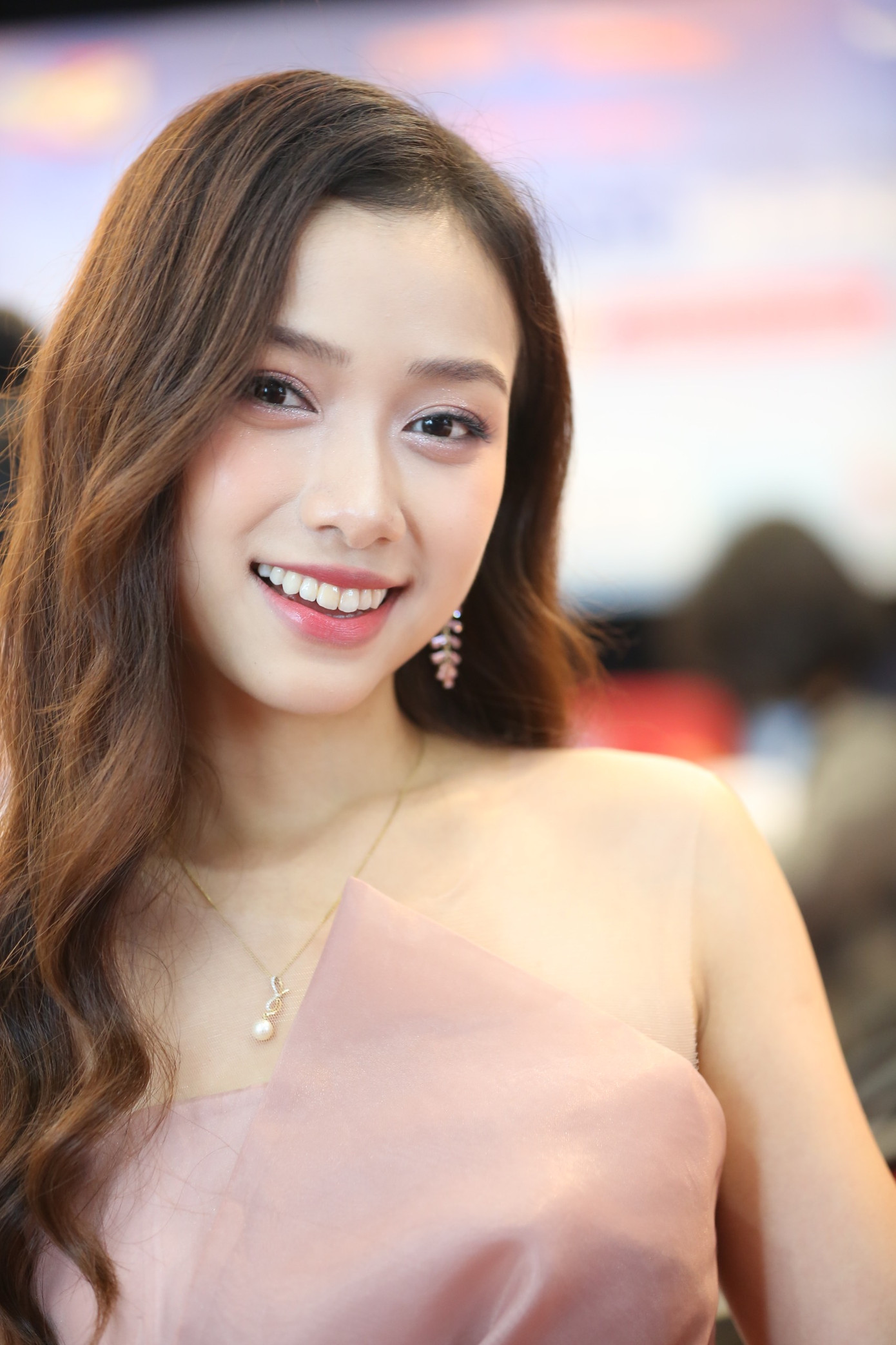 Người đẹp Nhân ái Nguyễn Ngọc Mai khoe vai trần quyến rũ trong bộ váy gam màu hồng pastel ngọt ngào. Ngọc Mai sinh năm 1999, quê Nam Định, tốt nghiệp ngành Quản lý giải trí và Tổ chức sự kiện tại Đại học Stenden, Hà Lan. Cô gây chú ý khi sở hữu trình độ IELTS 8.0, ngoài ra cô còn có thể giao tiếp bằng tiếng Tây Ban Nha.